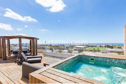 Fantastisches Penthouse mit drei Schlafzimmern in Albufeira! Die penthpuse besteht aus Wohnzimmer mit Klimaanlage und Kamin, Küche, drei Schlafzimmer en suite und ein weiteres Badezimmer. Draußen hat es eine große Terrasse mit Grill mit Panoramablick...