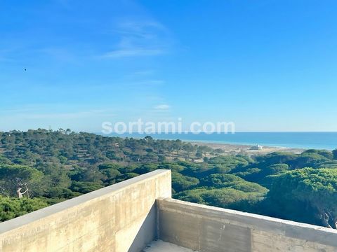 Luxuriöse Villa mit fünf Schlafzimmern in einer Wohnanlage in Vale do Lobo. Die Villa befindet sich auf einem Grundstück von ca. 800 m2 mit einer Gesamtbaufläche von ca. 780 m2. Das Erdgeschoss umfasst drei unglaubliche Schlafzimmer mit eigenem Bad, ...