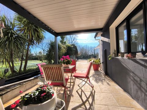 Located in Girouard (85150), a charming village halfway between La Roche Sur Yon and Les Sables d'Olonne, this magnificent property offers a peaceful and idyllic living environment. This house from the 70s, completely and tastefully renovated, covers...