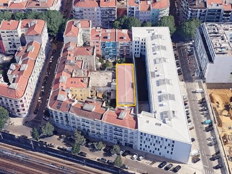 Covered and enclosed space in a very central location in Lisbon, close to Campo Pequeno. The current building is located on a patio, with privileged access to the main street, has an implantation area of 510 sqm and potential for construction of up t...