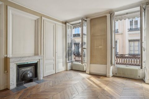 Lyon 1, near the quays of the Pêcherie, on the 3rd floor with elevator of a secure building, an apartment of 92 m2. The current layout includes an entrance, an independent kitchen, two bedrooms, a bright living room, a shower room and a separate toil...