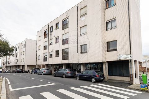 2 bedroom apartment with 80m2 on the 1st floor of a building without elevator. • Entrance hall with access to the kitchen and living room; • Kitchen and large living room with lots of natural light and views of the street; • 2 Bedrooms with large win...