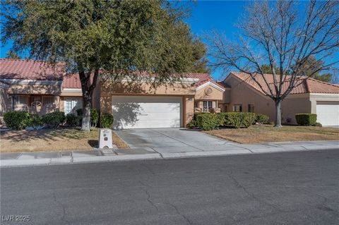 Light and bright 2 bedroom and 2 bath, popular Hanford model. Kitchen has Stainless Steel refrigerator, dishwasher and micro, quartz countertops, pantry and custom backsplash and looks into gated courtyard. Huge great room with vaulted ceiling looks ...