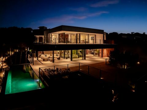 Diese außergewöhnliche Villa, gelegen im exklusiven Sotogrande Alto, bietet einen atemberaubenden Blick auf das Mittelmeer und den Almenara Golfplatz und vereint Luxus mit modernster Architektur. Die Immobilie besticht durch ein innovatives Design, d...