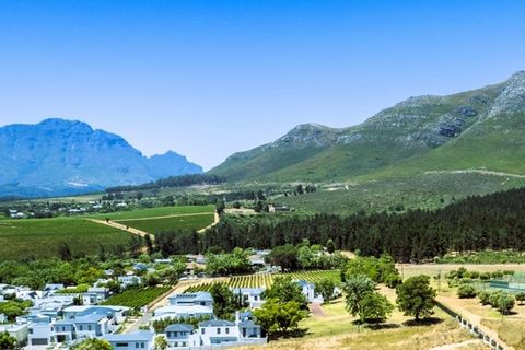 Indrukwekkend omheind landgoed aan de voet van het Stellenbosch-gebergte. Gemakkelijke toegang tot lokale wandel- en fietspaden en omgeven door een adembenemend uitzicht. Het landgoed gaat op in de natuur en biedt het zeldzame voorrecht om in het cen...