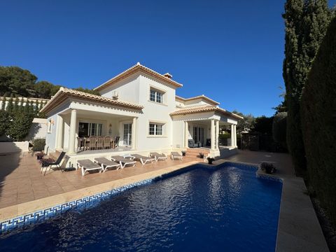 Modern villa in Benissa-Costa, built in 2007, located between the pretty coastal towns of Moraira and Calpe, just a few minutes' drive from all amenities, restaurants, bars and beaches. The house has 2 floors connected internally. The ground floor co...