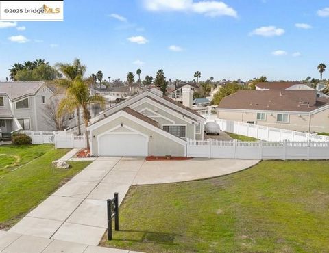 This special home is a beautiful single-story gem, situated on a small, quiet bay. Given the huge lot (over 14,500 sq ft), it provides a rare opportunity for a car collector or hobbyist. If boat & car storage is a priority, many vehicles fit comforta...