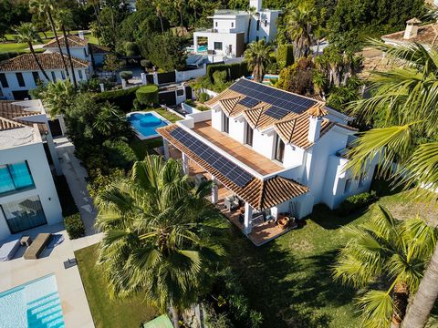 Esta fantástica villa está situada en el centro del Valle del Golf en Nueva Andalucía, una zona tranquila y atractiva de villas cerca de campos de golf como Los Naranjos y Las Brisas. Aquí vives a 20 minutos a pie de los restaurantes y cafeterías más...