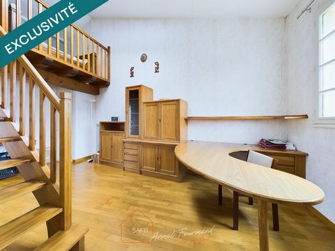 Spacious pavilion with great potential in a quiet setting near Niort Are you looking for a house where you can plan? This pavilion from the 80s, with a living area of ??approximately 150 m², offers an ideal layout for a family, with many advantages t...