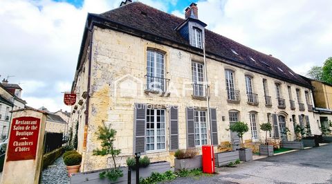 Au coeur du centre historique de Mortagne au Perche, magnifique hôtel particulier du XVIIIème siècle entièrement restauré sur environ 390m². 11 pièces, 6 chambres, 5 salles de bain Au Rdc : cuisine dinatoire avec accès sur cour, grand salon avec poêl...