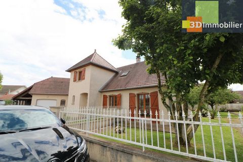 Chaussin (39120 - Jura), quiet center, beautiful brick house for sale, 162m² of living space, 6 rooms, outbuildings, 4 bedrooms on 740m² of enclosed land. Ground floor: 10.20m² entrance hall, 10.80m² well-equipped kitchen, direct access to 43.50m² lo...