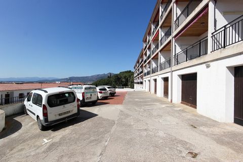 The apartment in Rosas / Roses has 1 bedrooms and capacity for 4 persons. Accommodation of 42 m² homely and is very light, It has waterfront and marina. The property is located 250 m sand beach 