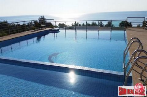 Diese voll möblierte Eigentumswohnung im siebten Stock befindet sich in der obersten Etage und bietet einen schönen Meerblick. Diese Einheit mit einem Schlafzimmer und einem Bad befindet sich am Strand, nördlich von Hua Hin und auf dem Weg nach Cha-A...