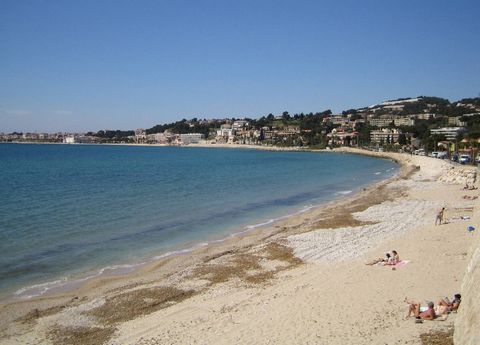 EXCLUSIF: à 2 pas de la plage de sable fin, au sein d'une résidence de standing prisée avec piscine, tennis, boulodrome, terrains de volley et de basket, aire de jeux pour enfants et restaurant, découvrez ce superbe appartement exposé sud composé d'u...