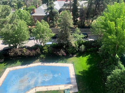 Ce penthouse à vendre offre une opportunité unique à Puerta de Hierro, Madrid ! Avec les vues les plus impressionnantes de la région, ce spacieux penthouse dispose d'une terrasse périphérique qui vous permettra de profiter de vues panoramiques inégal...