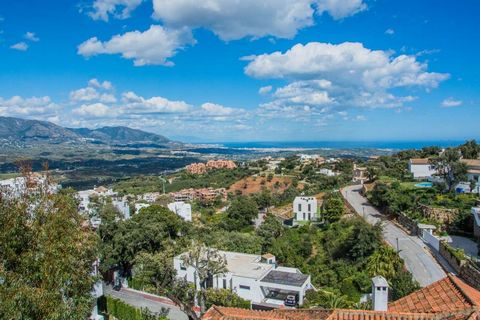 Bright and spacious penthouse with beautiful views of both the sea and the mountains. Features: - SwimmingPool