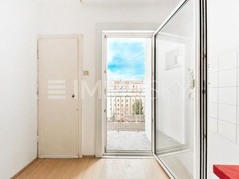 Get creative! This interesting 1-room on the 5th floor (without elevator) convinces with its clever room layout. Completely relaxed, you can reach the spacious living/sleeping area through the anteroom. The practical kitchen with balcony and pantry c...