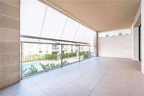 Palm. Apartment in a residential complex with a communal pool. This property has an area of about 125m2 approx., living room with open kitchen of 40m2 approx. with access to a terrace of 22m2 approx., 4 bedrooms with fitted wardrobes, 2 bathrooms (1 ...