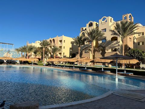 Ontdek de belichaming van luxe wonen met dit appartement met drie slaapkamers aan het strand te koop in het prestigieuze [Karma Hotel], ideaal gelegen in de wijk El Ahyaa, op slechts 10 km van de internationale luchthaven van Hurghada.   Faciliteiten...