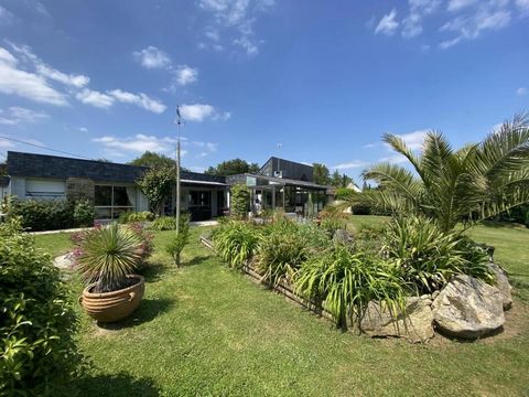 La Situation : Cette belle maison d’architecte, très bien tenue et très bien pensée, lumineuse et volumineuse, se trouve commune de Plescop, dans un petit village de quelques maisons, à la fois au calme, et non loin des commerces et des commodités : ...