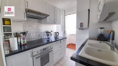 En exclusivité Situé à Fréjus, dans un quartier paisible, proche des commerces et des écoles. Cet appartement de 2 pièces rénové, d'une superficie de 44m² (53m² avec les loggias) offre un cadre de vie chaleureux et lumineux, au calme et sans vis à vi...