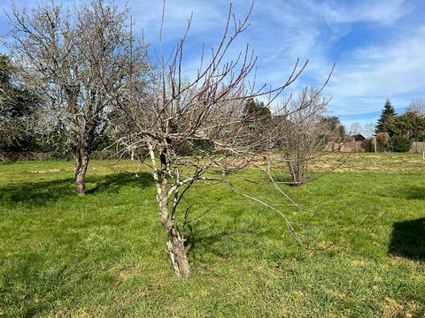 Rare ! A pied des sentiers côtiers et des plages du Golfe du Morbihan, ce très beau terrain constructible viabilisé de 1121 m2 est situé dans un secteur prisé , au coeur d'un hameau de charme. Exposé sud - En secteur UBb - raccordé au service public ...