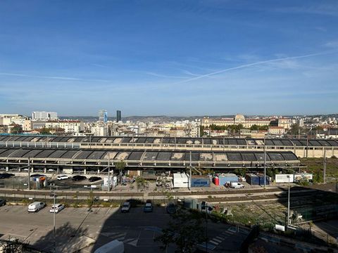 Opportunité d'investissement ou premier investissement. Ce studio de 17 m² est idéalement situé sur le boulevard Camille Flammarion, à proximité de la gare Saint-Charles et de toutes les commodités : transports en commun (bus, tram), commerces et acc...