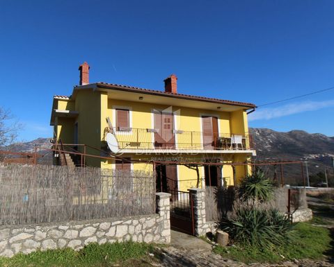 Location: Istarska županija, Kršan, Kršan. In a quiet place near Kršan, a family house with two apartments and a beautiful, unobstructed sea view is for sale. With a total area of 160 m², the house consists of a ground floor and an upper floor. On th...