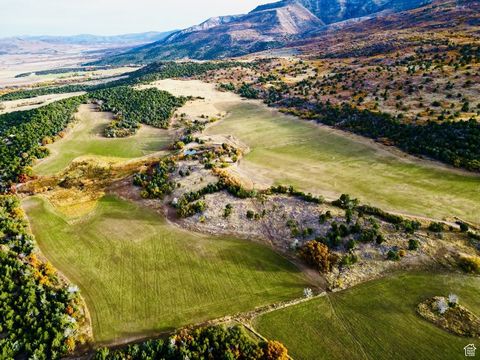 Questa incredibile superficie che confina con Fairview, nello Utah, si trova all'ingresso della Skyline Drive, attualmente funziona come una proprietà ranch e funzionerebbe bene come una proprietà di cavalli equestri, ma potrebbe anche essere una pro...