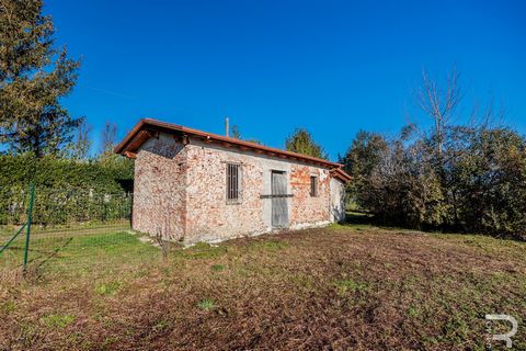 This unfinished rustico is located just a few minutes from the picturesque town of Camaiore and the breathtaking beach. The property is being sold in its current state and offers endless possibilities to design and personalize it according to your id...