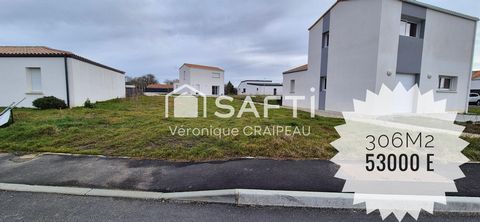 Situé à La Roche-sur-Yon, ce terrain de 306 m² offre un emplacement idéal pour construire la maison de vos rêves. La Roche-sur-Yon est réputée pour sa qualité de vie agréable, ses infrastructures modernes et sa proximité avec les écoles, les commerce...