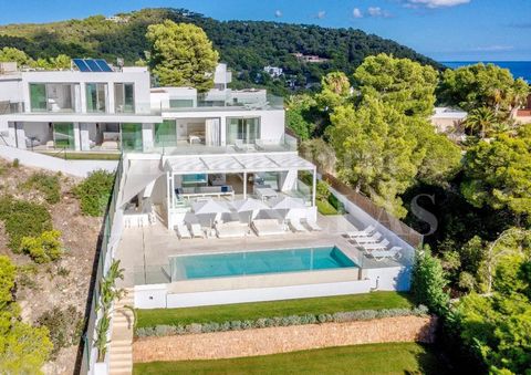 In una posizione privilegiata e molto ricercata vicino alla spiaggia sabbiosa di Talamanca, troviamo questa nuovissima villa di lusso che non vi lascerà indifferenti. La villa gode di un orientamento a sud e di una vista mozzafiato sul mare fino a Da...