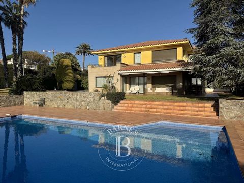 Barnes International presents this exceptional villa in the prestigious residential area of Can Teixidó, El Masnou, one of the most exclusive neighborhoods in Maresme. With 532 m² of built space on a 1,200 m² plot, this property combines privacy, spa...