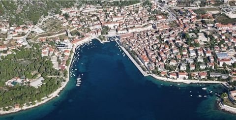 Außergewöhnliches Angebot in der Stadt Hvar - Boutique-Hotel mit 7 möblierten und ausgestatteten Apartments! Die Gesamtfläche beträgt 460 qm. Grundstück ist 500 qm groß. Erdgeschoss: 3 Apartments mit einem Schlafzimmer + Studio-Apartment Erster Stock...