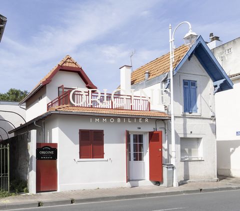 EXCLUSIVITE - ARCACHON - En seconde ligne, A quelques mètres des plages et du centre-ville, maison de 4 pièces a etage, entièrement rénovée offrant une pièce de vie avec une cuisine ouverte, un salon et salle à manger, deux chambres avec rangements, ...