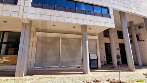 Large store with 250 m² for sale – Urbanização da Ribeirada, Odivelas Unmissable opportunity! Spacious store with a total area of ​​250 m², located in the prestigious Urbanização de Ribeirada, in Odivelas. The space has 180 m² of area with 5 meters o...