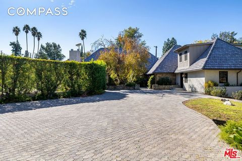 Localizada ao sul da Ventura Blvd., isolada em uma longa entrada fechada, está esta elegante propriedade de quadra de tênis francesa do país, projetada pelo famoso arquiteto Hal Levitt. Oferecendo 5 quartos e 4,5 banheiros em um lote plano de mais de...