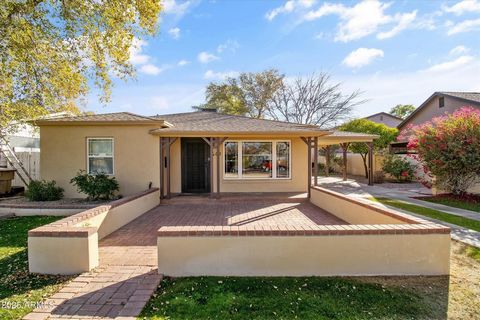 This beautifully updated home seamlessly blends its historic roots with an incredible 2006 remodel by Anderson-Jackson. Every detail honors the past while embracing modern convenience, offering a lifestyle that is both timeless and effortlessly sophi...