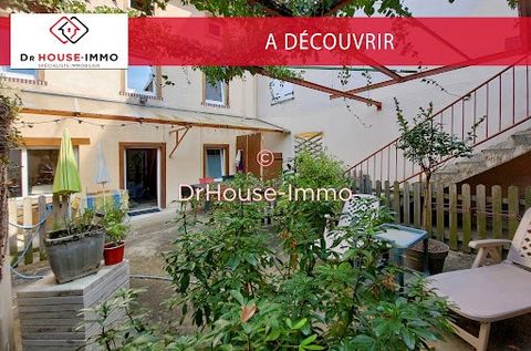 Rare sur le marché ! cette maison mitoyenne d'environ 212 m2, située dans le cœur paisible de Saint-Georges-en-Couzan, attend son nouveau propriétaire. Avec un prix attractif de 139 000 euros, elle offre un cadre de vie idéal pour une famille à la re...