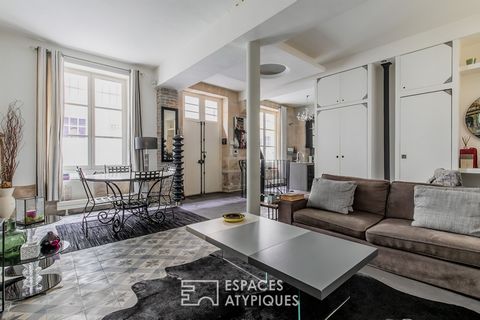 Close to the rue de Turenne, this two-storey apartment of 86m2 (81.05m2 Carrez) is accessible on one level by an independent entrance from the street. The entrance opens onto a 50 m2 living room with beautiful volumes at a height of 3.20 meters inclu...