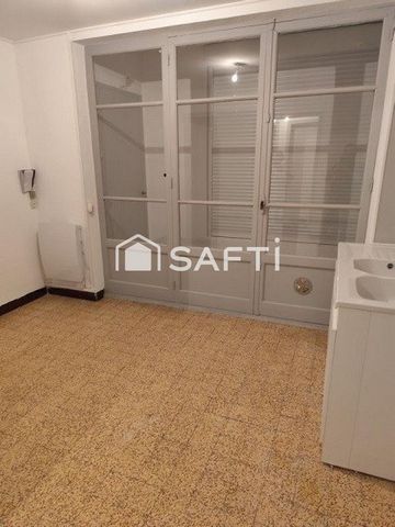 Situé à Arles (13104), cet appartement de 57 m² se trouve dans un immeuble de 2 étages, entre le Rhône et une rue piétonne, offrant ainsi un environnement calme et agréable. La rénovation récente des parties communes en 2022 ajoute une touche de mode...