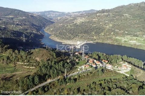 Identificação do imóvel: ZMPT569081 Terreno com viabilidade de construção de uma moradia de 4 frentes, com vista para o Rio Douro, onde poderá projetar o seu próprio imóvel, com todo o conforto e modernidade, usufruindo ainda de muito espaço exterior...