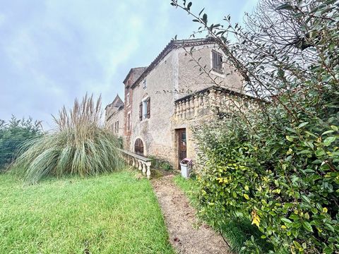 Uitzonderlijk stenen landgoed uit de 13e? eeuw - Chateau de Lamagdelaine Ontdek een schat aan geschiedenis en charme, gelegen in het hart van een schilderachtige omgeving: een prachtig stenen geheel van 940 m², een ware getuige van de afgelopen eeuwe...