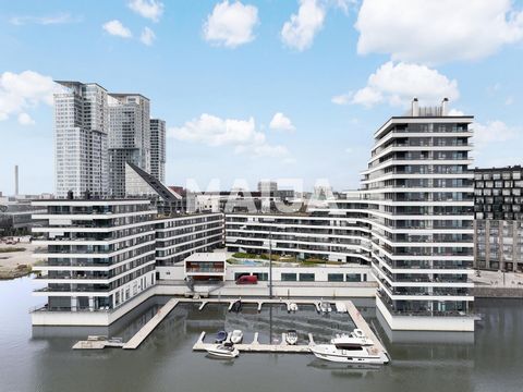 De la lumière, de l’espace et des paysages marins magnifiques ! C’est ainsi que l’on pourrait décrire ce magnifique appartement, qui dispose par exemple de 2 balcons vitrés, d’un sauna, d’une salle de bains spacieuse et de toilettes séparées. 8e étag...