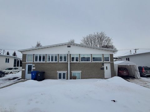 Cette maison jumelée est une véritable occasion pour ceux qui recherchent un environnement de vie calme, pratique et familial. Que ce soit pour profiter des espaces extérieurs ou pour savourer le confort de ses espaces intérieurs, cette propriété rép...