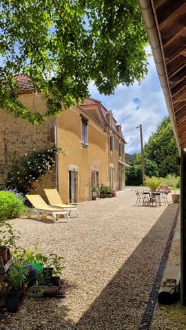 Très belle propriété située dans un cadre paisible et verdoyant, cette demeure en pierre de 136m² offre un fort potentiel d’accueil grâce à ses trois gîtes, le tout sur un terrain de 6,6 hectares composé de prairies et de bois. Ce bien bénéficie d'un...