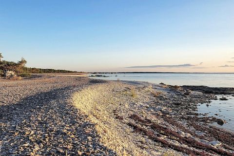 Ici, vous vivez dans la nature authentique de Gotland, le magnifique paysage si caractéristique de Gotland. Rochers bas, feu bleu et cryptes, beaucoup d'histoire, des lapins sauvages et de beaux sentiers de randonnée. La maison est calme avec la mer ...