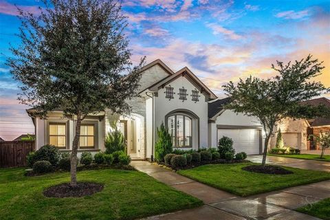 Welcome to this stunning single-story home with 4 bedrooms, 3 full & 1 half baths, 3-car garage, & pool. As you enter, you're greeted by a beautiful rotunda w/elegant chandelier. The chef’s kitchen boasts a spacious island, white cabinets, subway til...