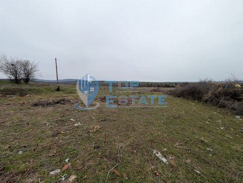 Top Estate Real Estate vous propose un terrain réglementé dans le village de Dobri Dyal, municipalité de Lyaskovets, district de Veliko Tarnovo. Le village de Dobri Dyal est situé à 16 km de la ville de Gorna Oryahovitsa et à 20 km de la ville de Vel...