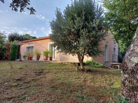 SUZE-LA-ROUSSE, dans un environnement de qualité, à deux pas des commerces, venez découvrir cette villa de plain-pied de construction récente, implantée sur un terrain clos et arboré de 1000 m2. Cette dernière vous ouvrira ces portes sur une pièce à ...